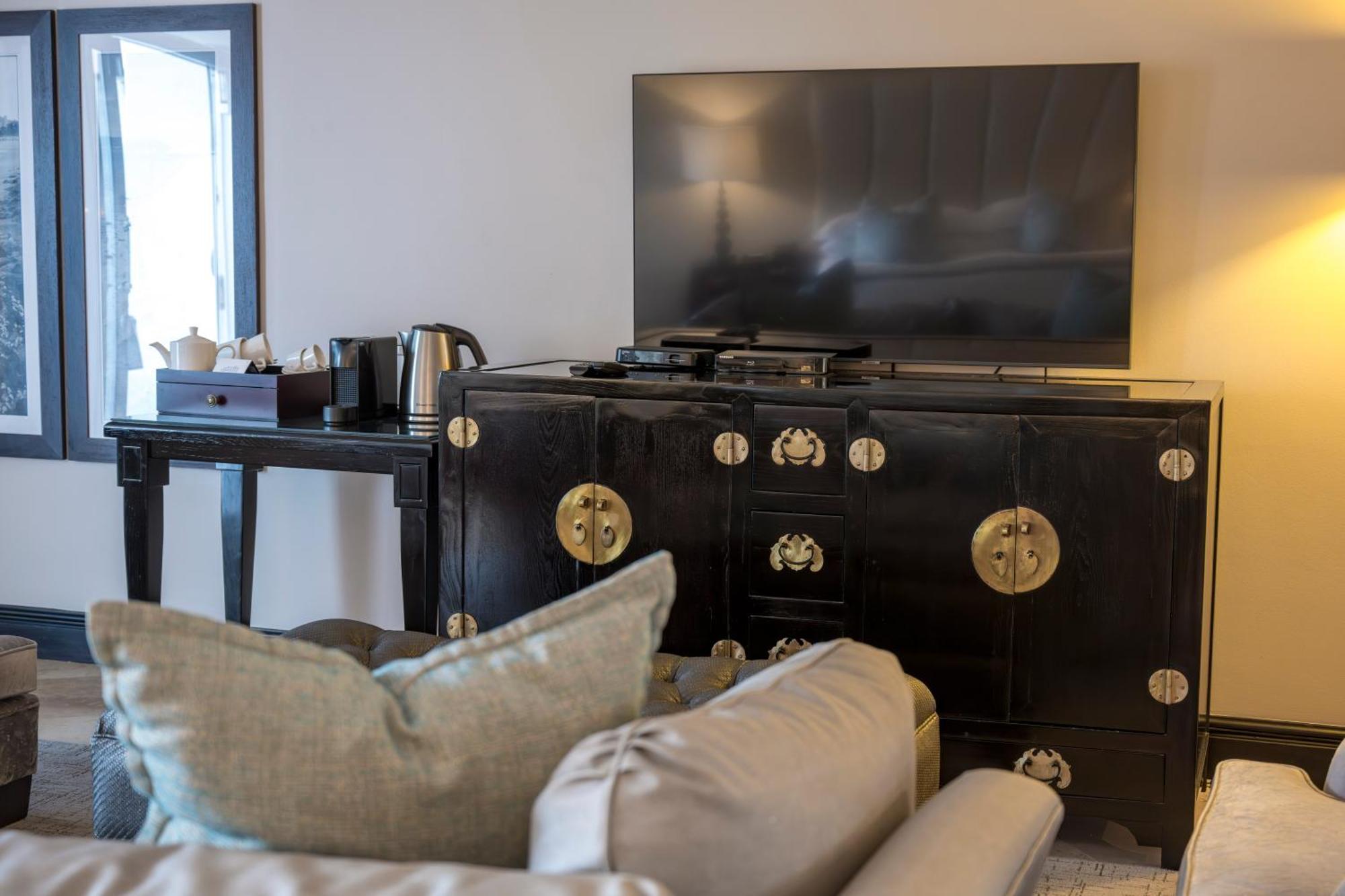 Beverly Hills Durban Exterior foto A television in a hotel room