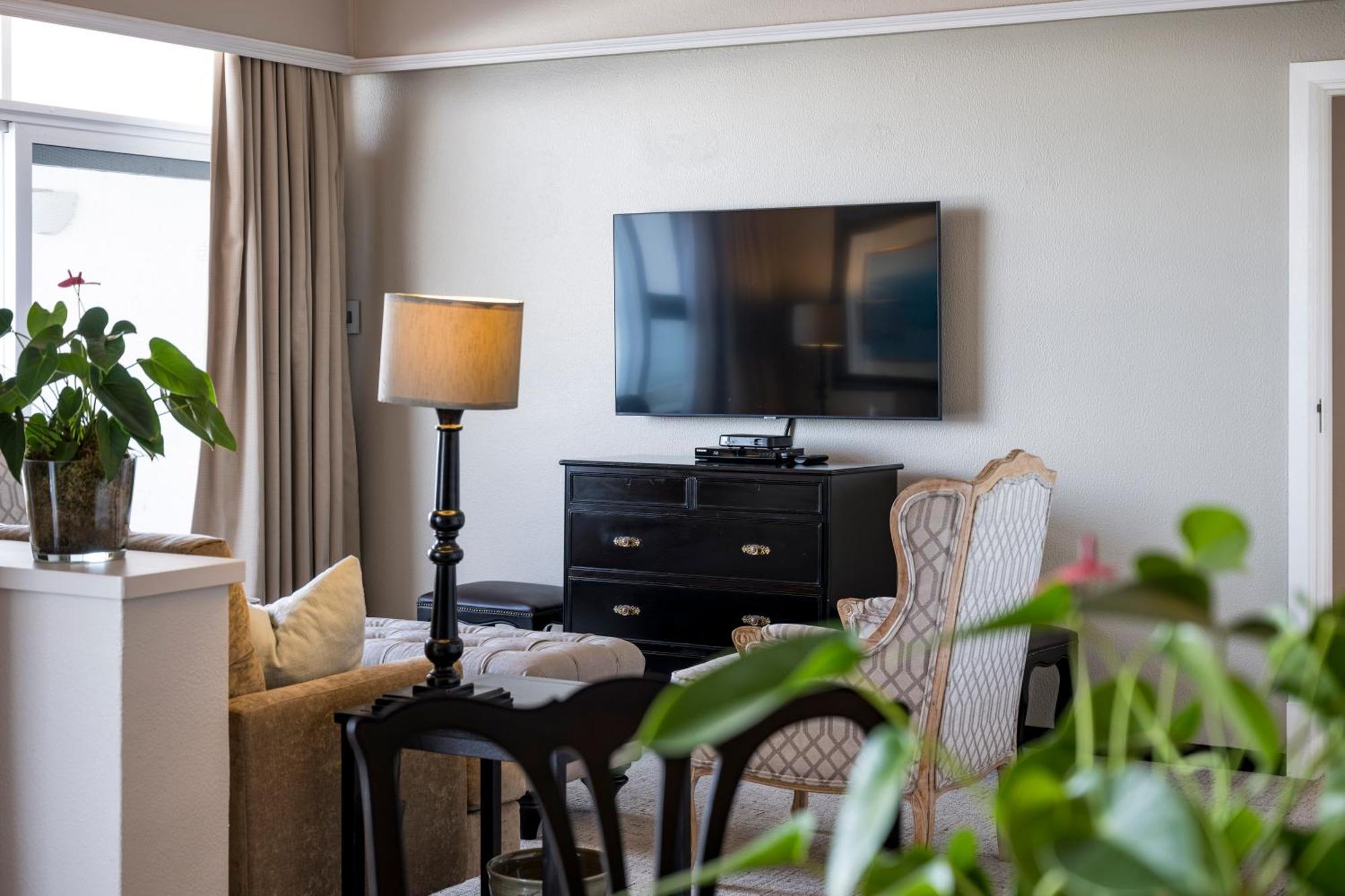 Beverly Hills Durban Exterior foto A television set in a hotel room